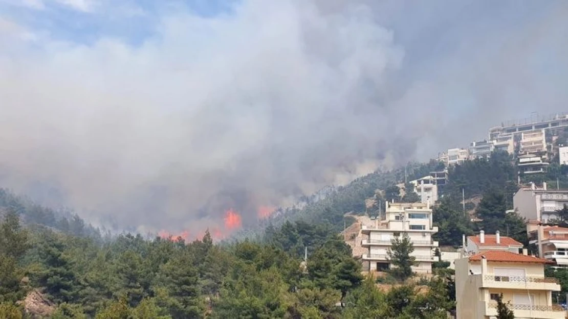 Yunanistan'da büyük yangın, bazı bölgelerde tahliyeler başladı