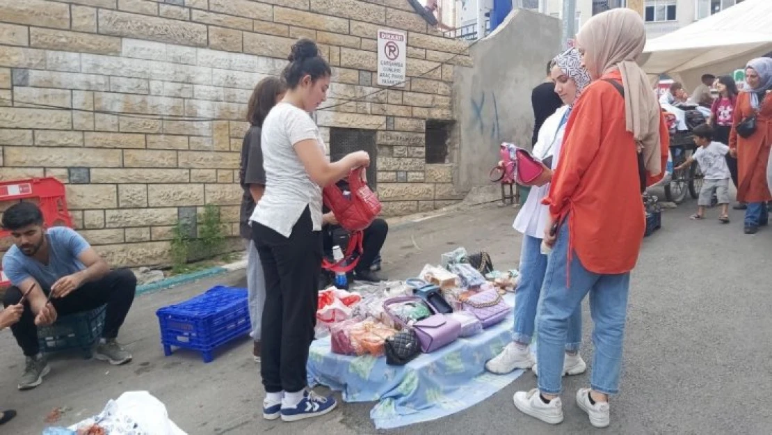 Yurt dışında eğitim hayali için pazarda tezgah açıyor