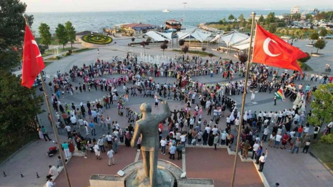 Yüzlerce Türk ve yabancı çocuk hep birlikte 'atabarı' oynadı