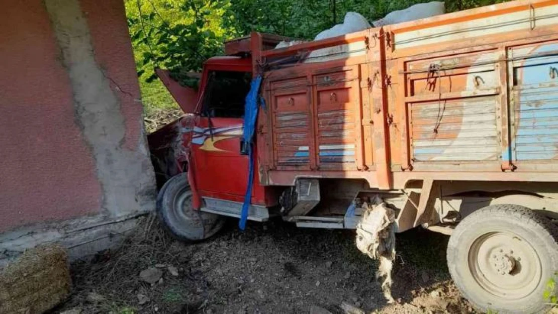 Zonguldak'ta feci kaza: Evinin önünde otururken kamyonetin altında can verdi