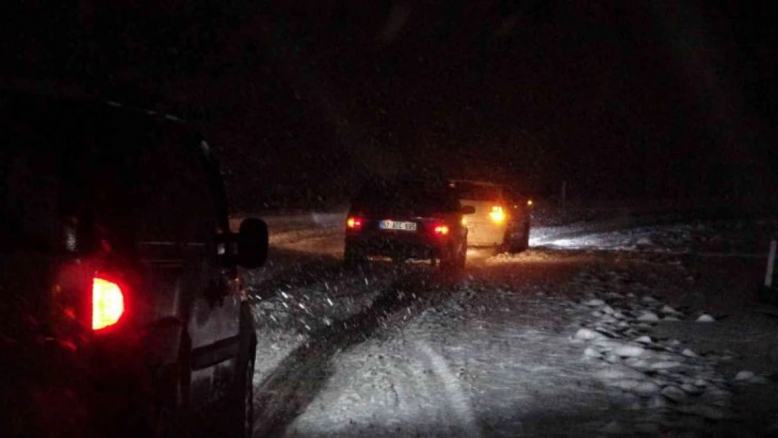 Zonguldak'ta yoğun kar sürücülere zor anlar yaşattı