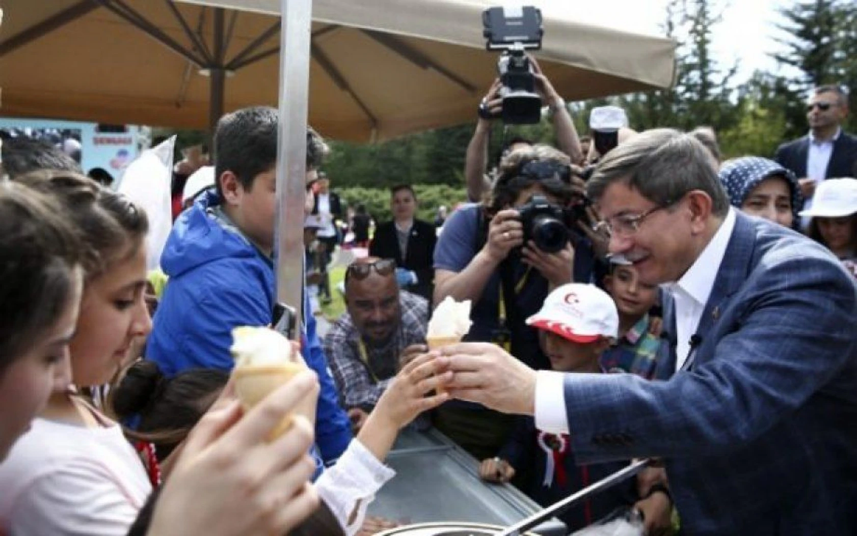 Başbakan Davutoğlu,''Çankaya Köşkü Çocuk Şenliği''ne katıldı