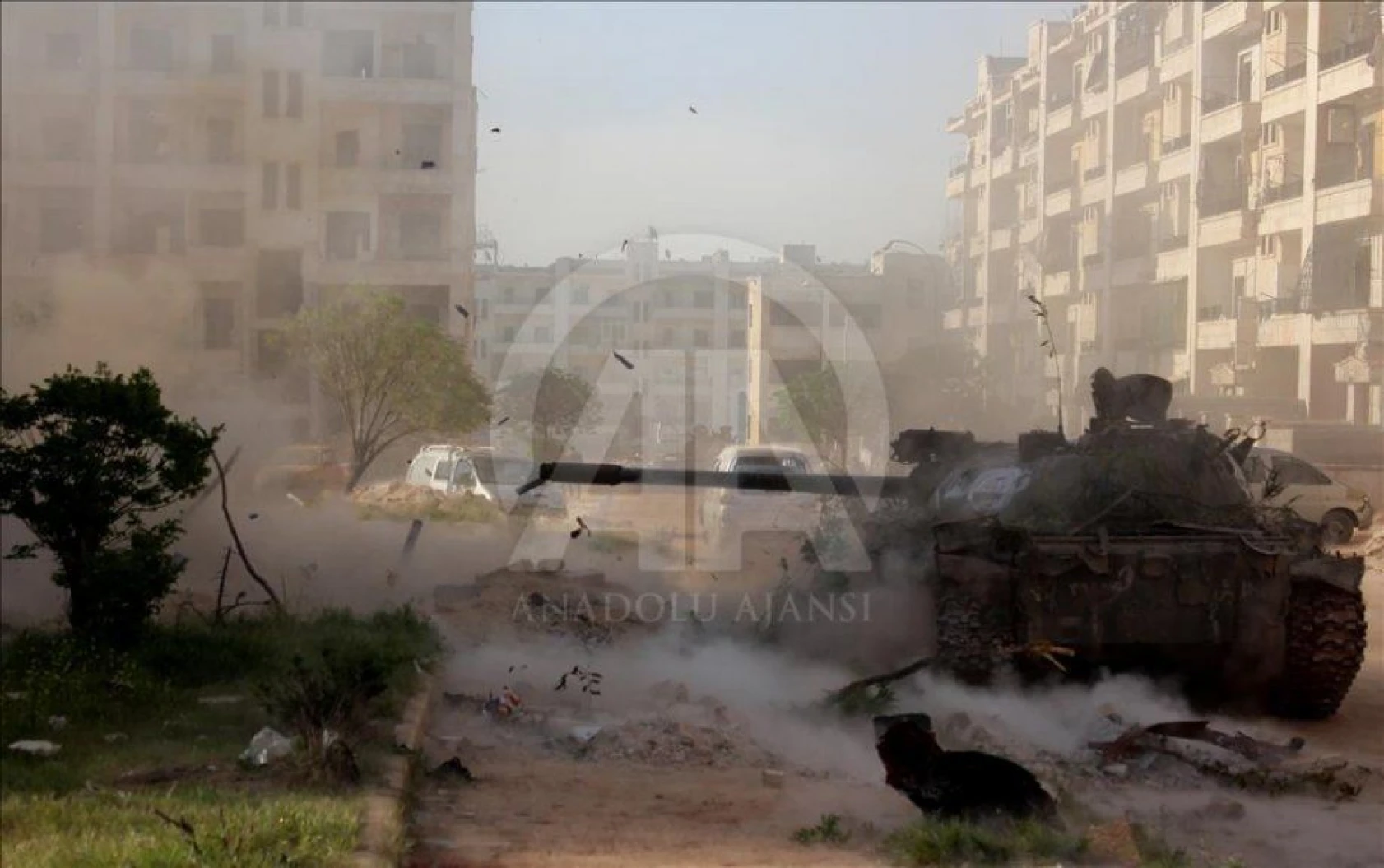 Suriye'deki muhalifler PYD'ye tanklarla saldırdı