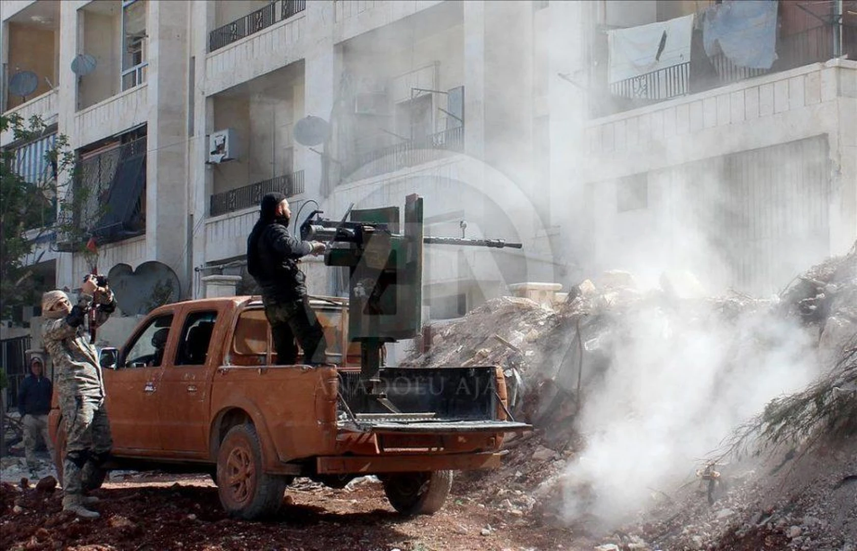 Suriye'deki muhalifler PYD'ye tanklarla saldırdı