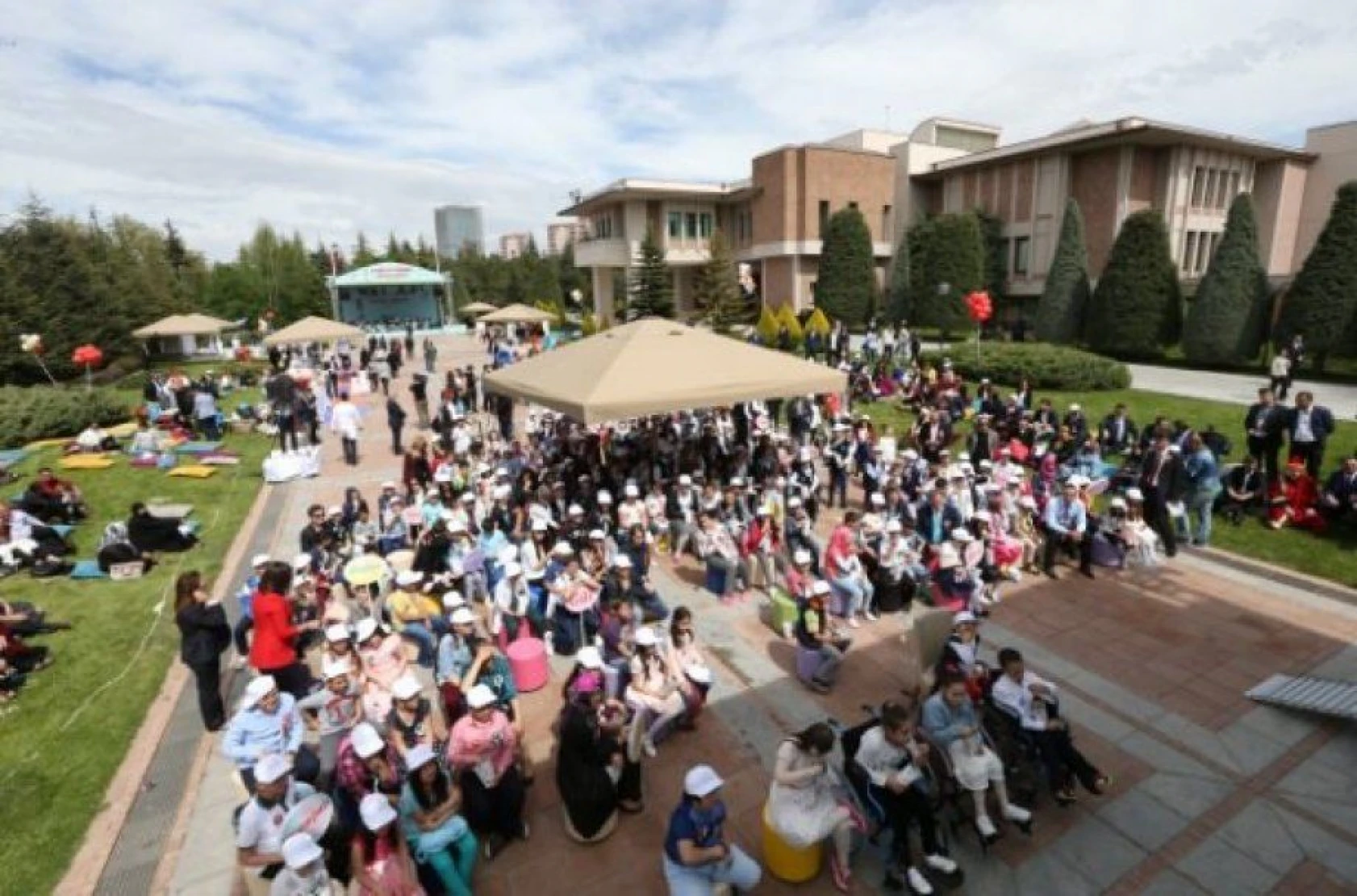 Başbakan Davutoğlu,''Çankaya Köşkü Çocuk Şenliği''ne katıldı