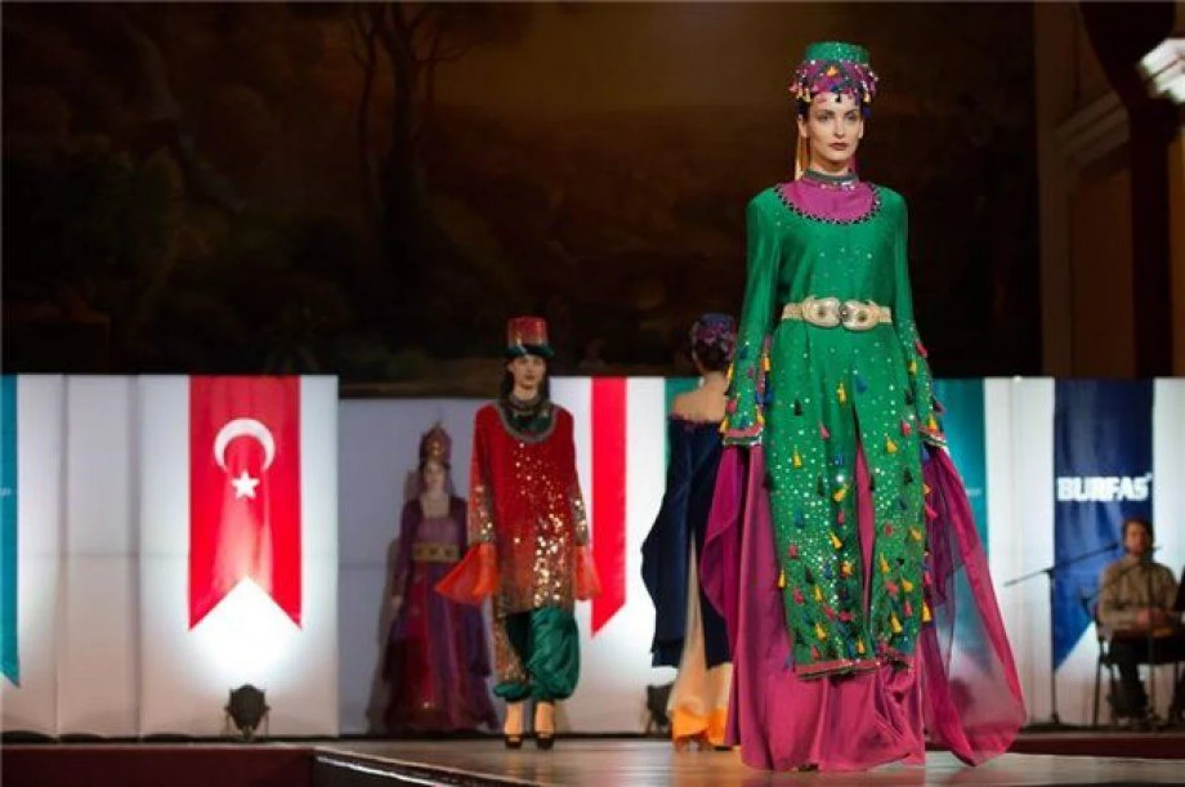 Budapeşte'de Osmanlı kıyafetleri defilesi düzenlendi