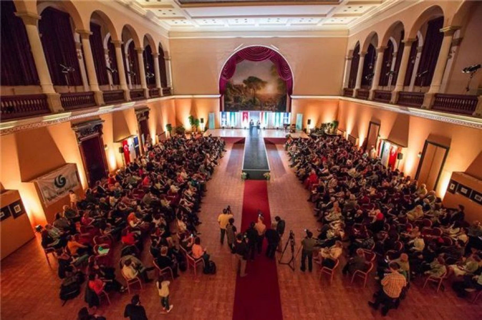 Budapeşte'de Osmanlı kıyafetleri defilesi düzenlendi