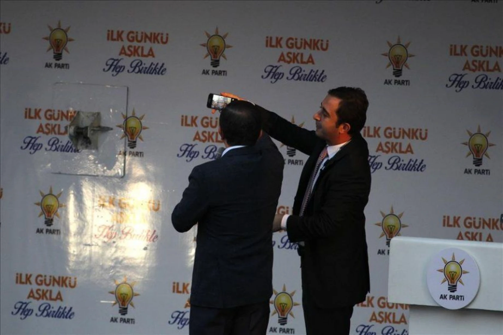 Davutoğlu kürsüde öz çekim yaptı