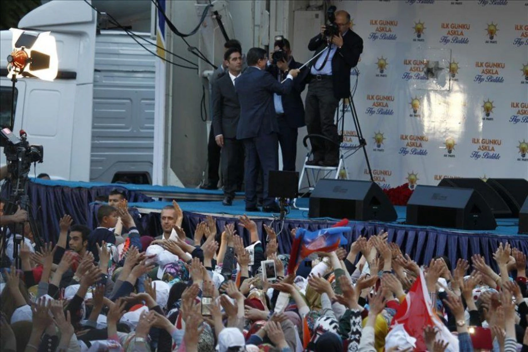 Davutoğlu kürsüde öz çekim yaptı