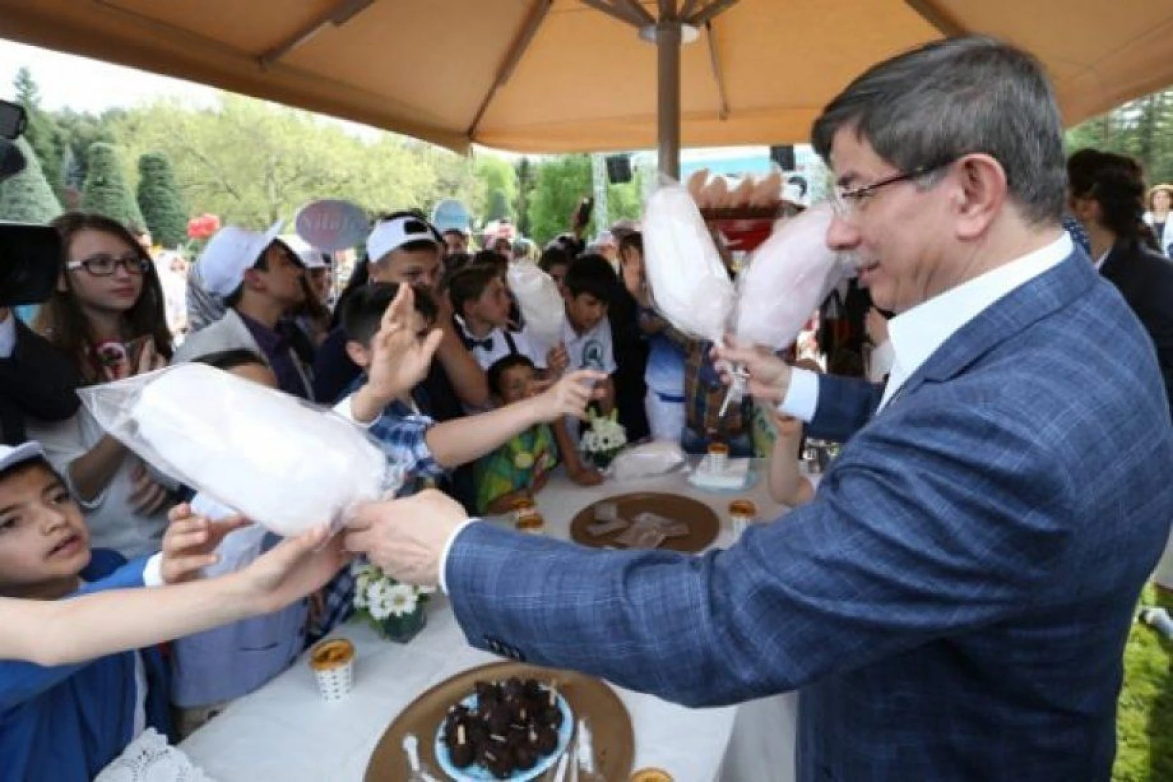 Başbakan Davutoğlu,''Çankaya Köşkü Çocuk Şenliği''ne katıldı