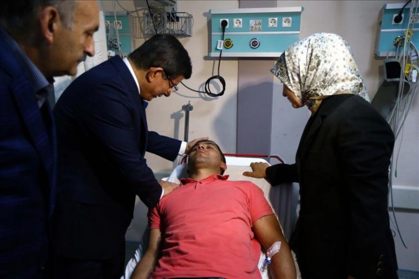 Davutoğlu Ankara'daki patlamada yaralananları hastanede ziyaret etti