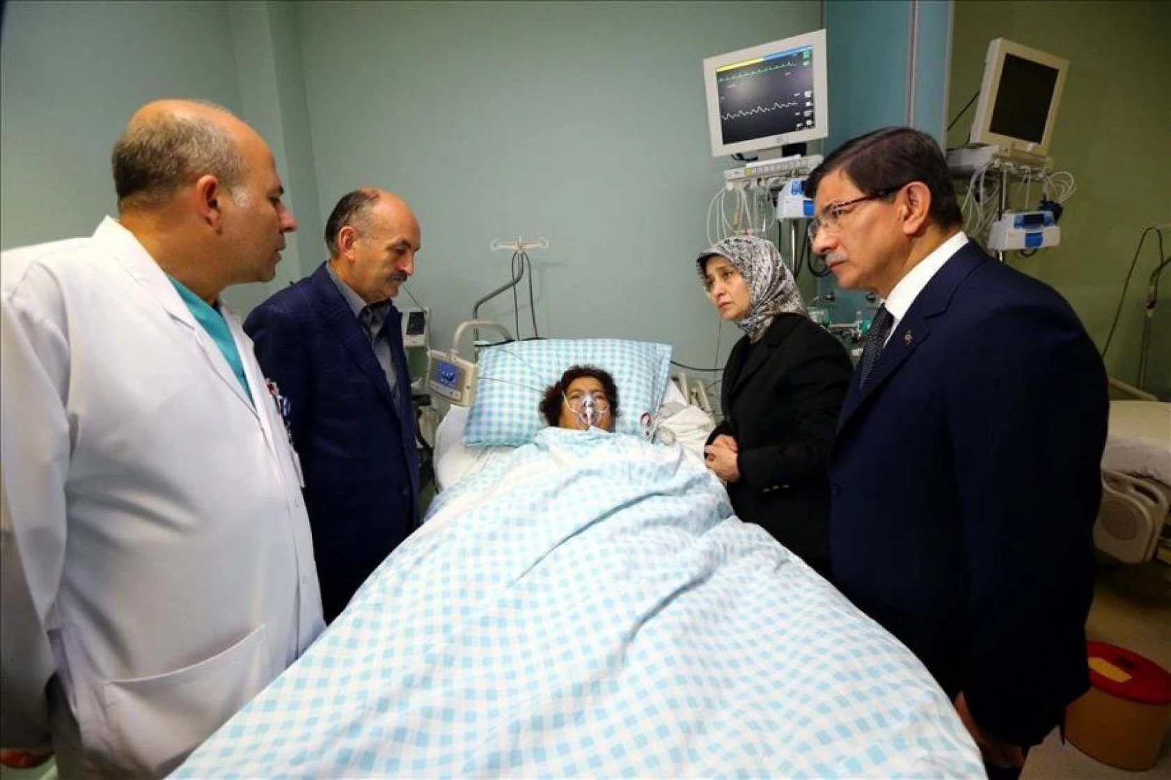 Davutoğlu Ankara'daki patlamada yaralananları hastanede ziyaret etti