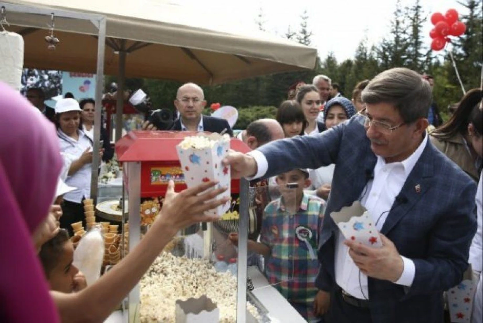 Başbakan Davutoğlu,''Çankaya Köşkü Çocuk Şenliği''ne katıldı