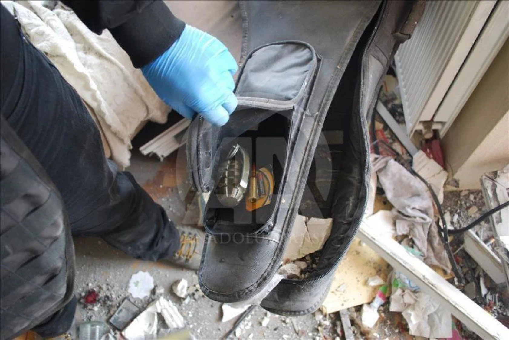 Gitar çantasında bomba düzeneği çıktı