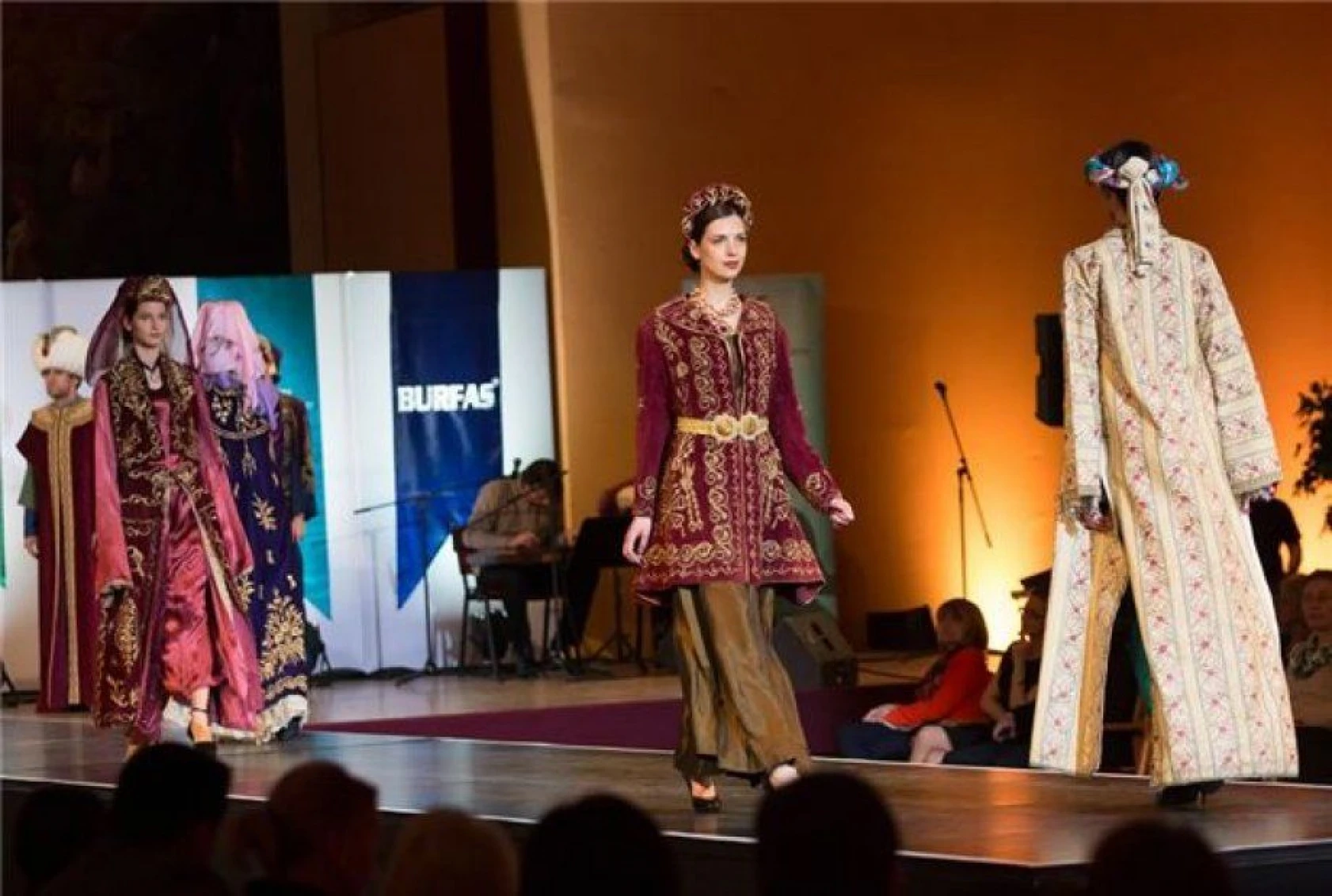 Budapeşte'de Osmanlı kıyafetleri defilesi düzenlendi