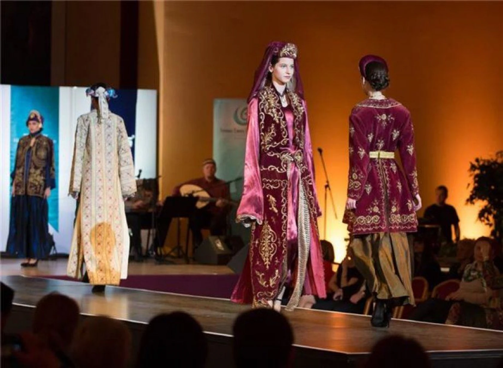 Budapeşte'de Osmanlı kıyafetleri defilesi düzenlendi