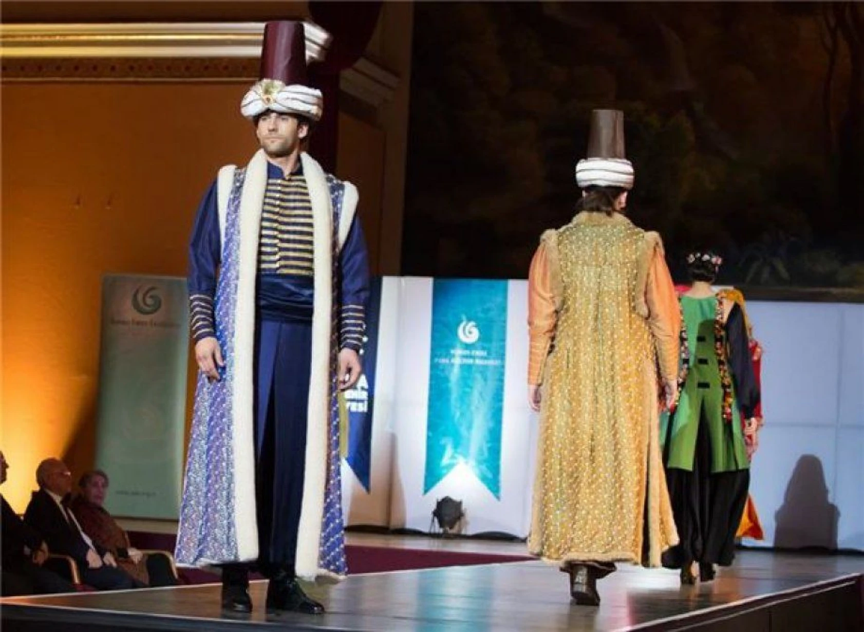 Budapeşte'de Osmanlı kıyafetleri defilesi düzenlendi