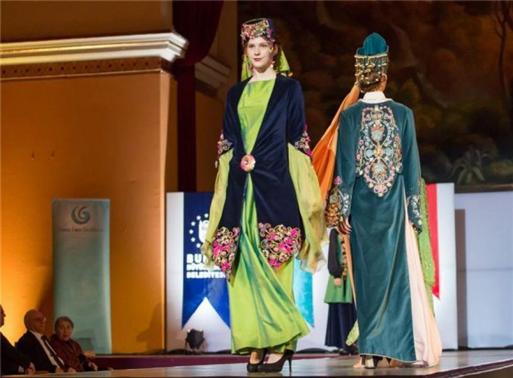 Budapeşte'de Osmanlı kıyafetleri defilesi düzenlendi