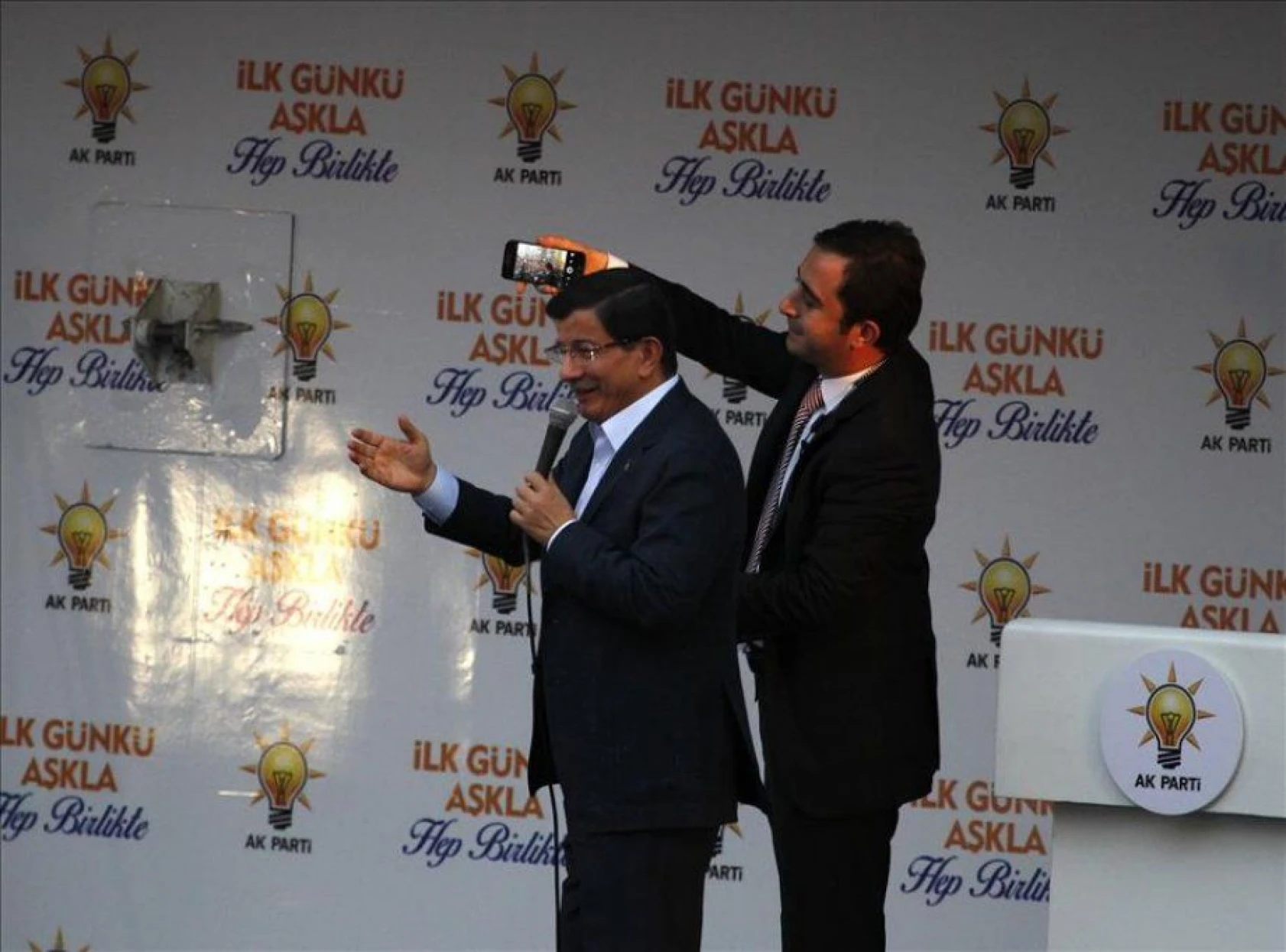 Davutoğlu kürsüde öz çekim yaptı