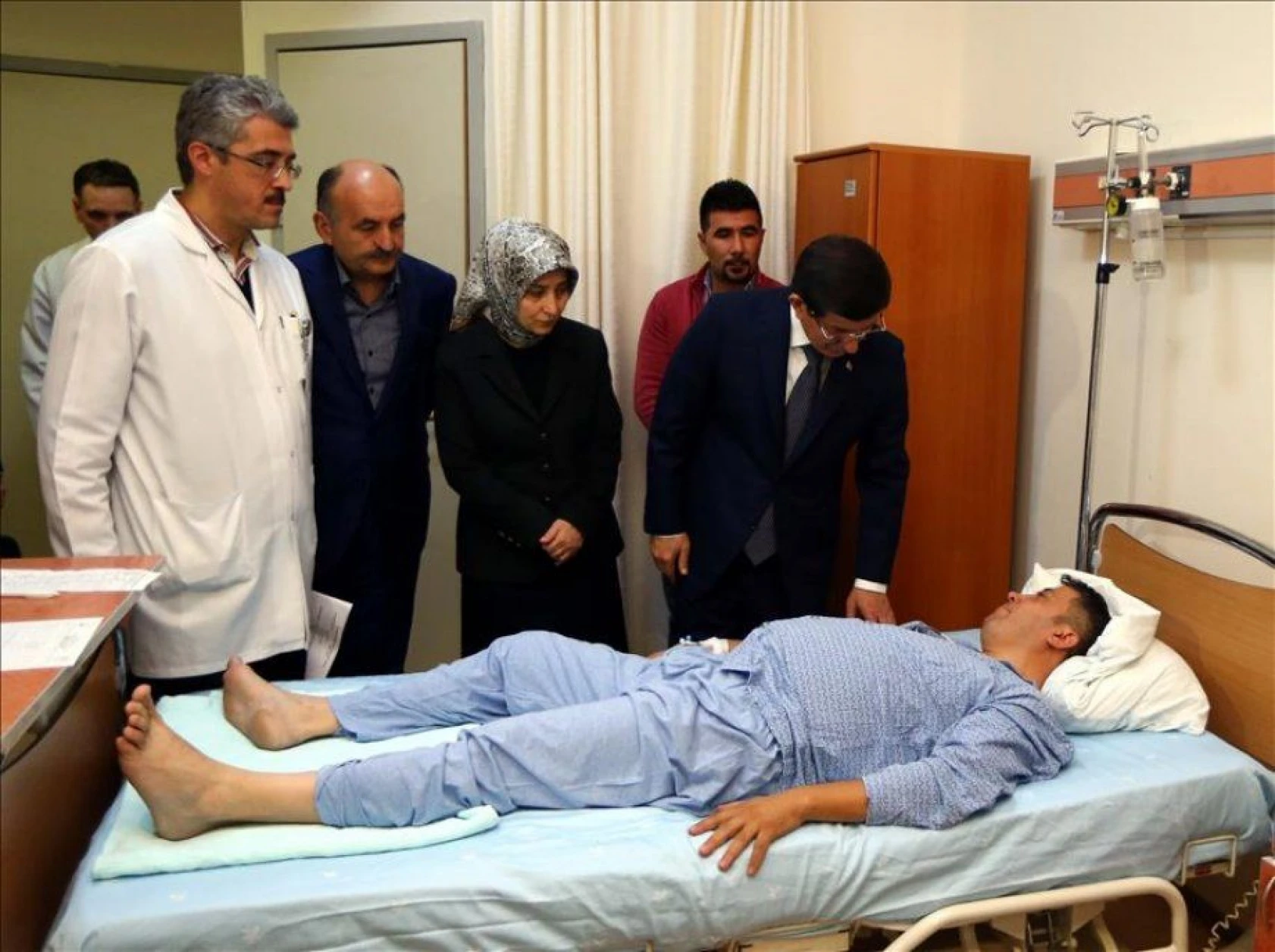 Davutoğlu Ankara'daki patlamada yaralananları hastanede ziyaret etti