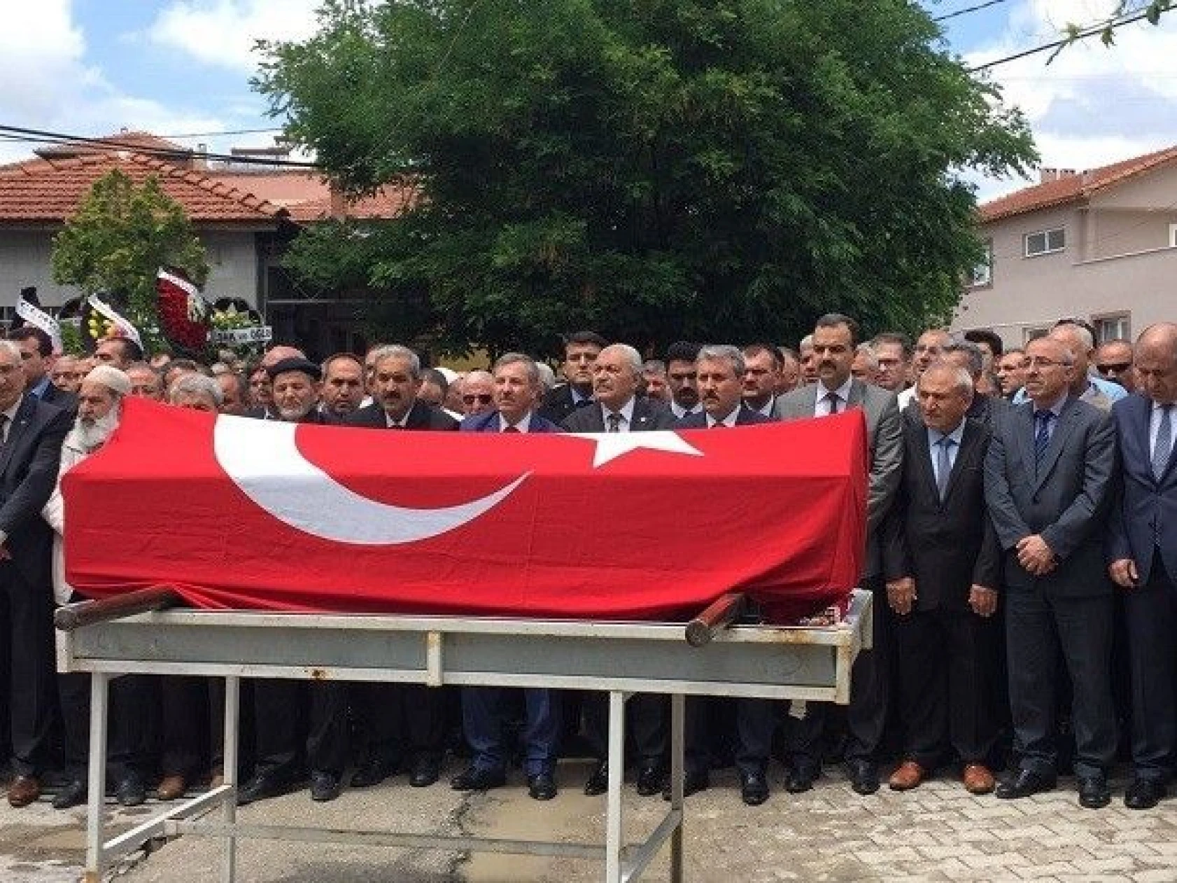 Ülkücü ve Alperenlerin bir ulu çınarı Ahmet Er de Hakk'ka yürüdü