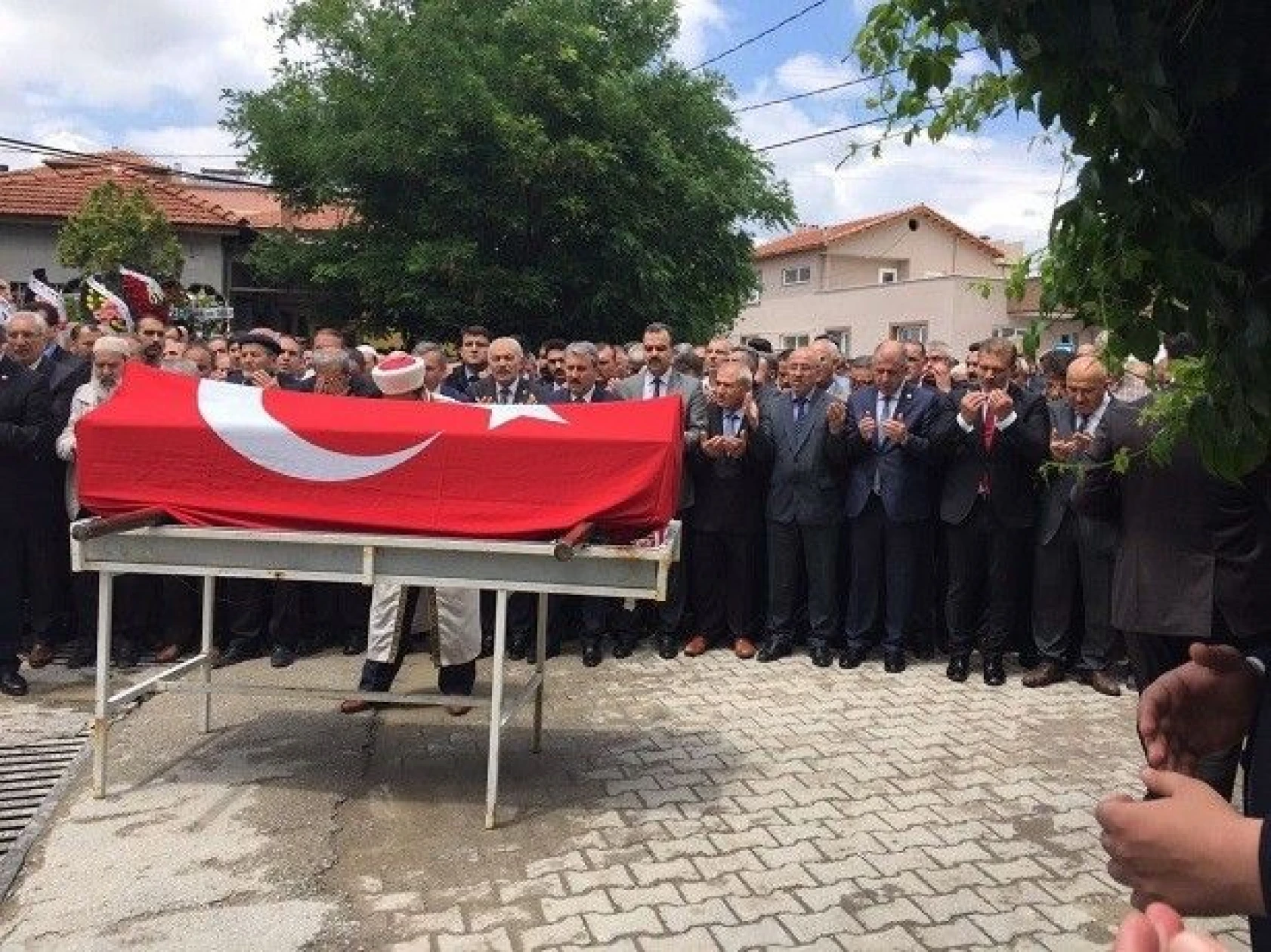 Ülkücü ve Alperenlerin bir ulu çınarı Ahmet Er de Hakk'ka yürüdü