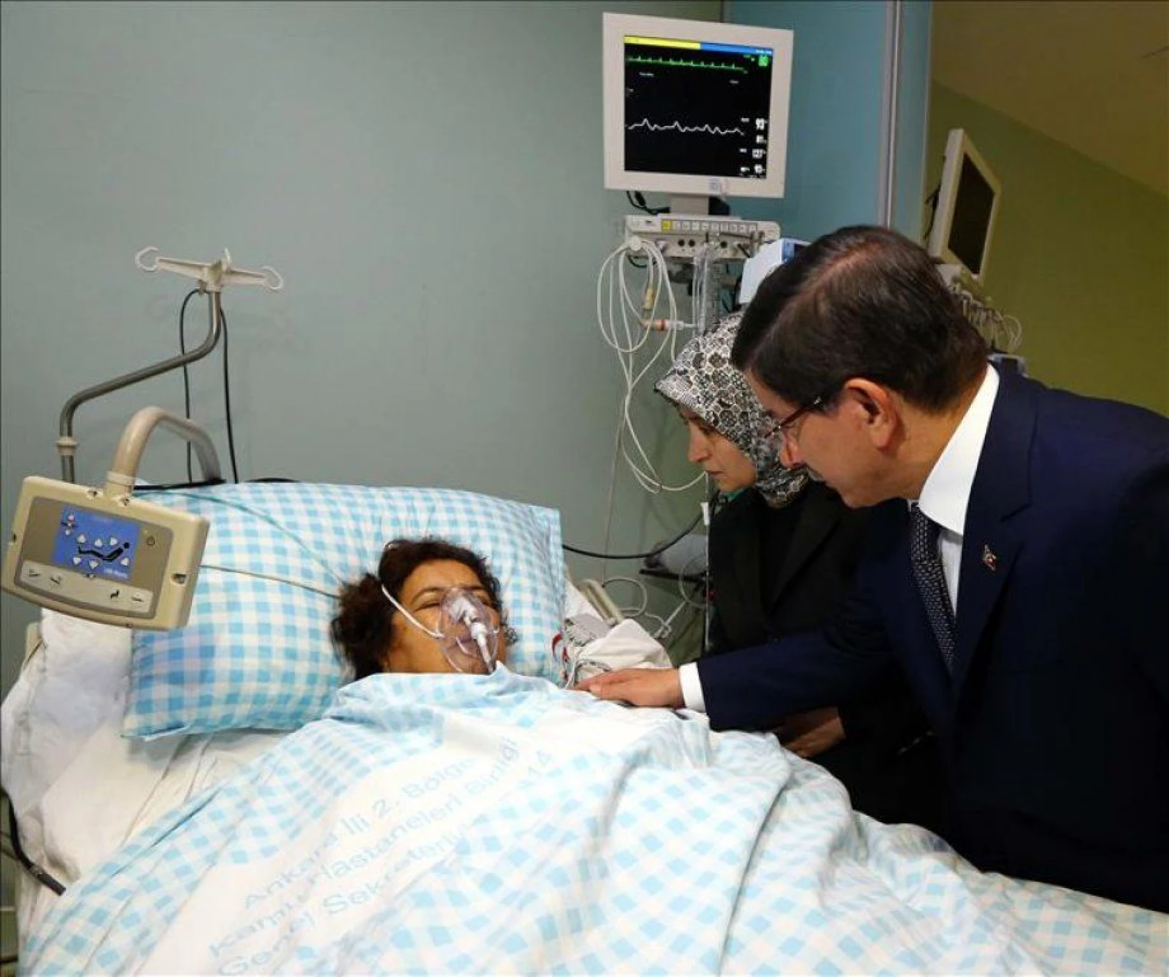 Davutoğlu Ankara'daki patlamada yaralananları hastanede ziyaret etti