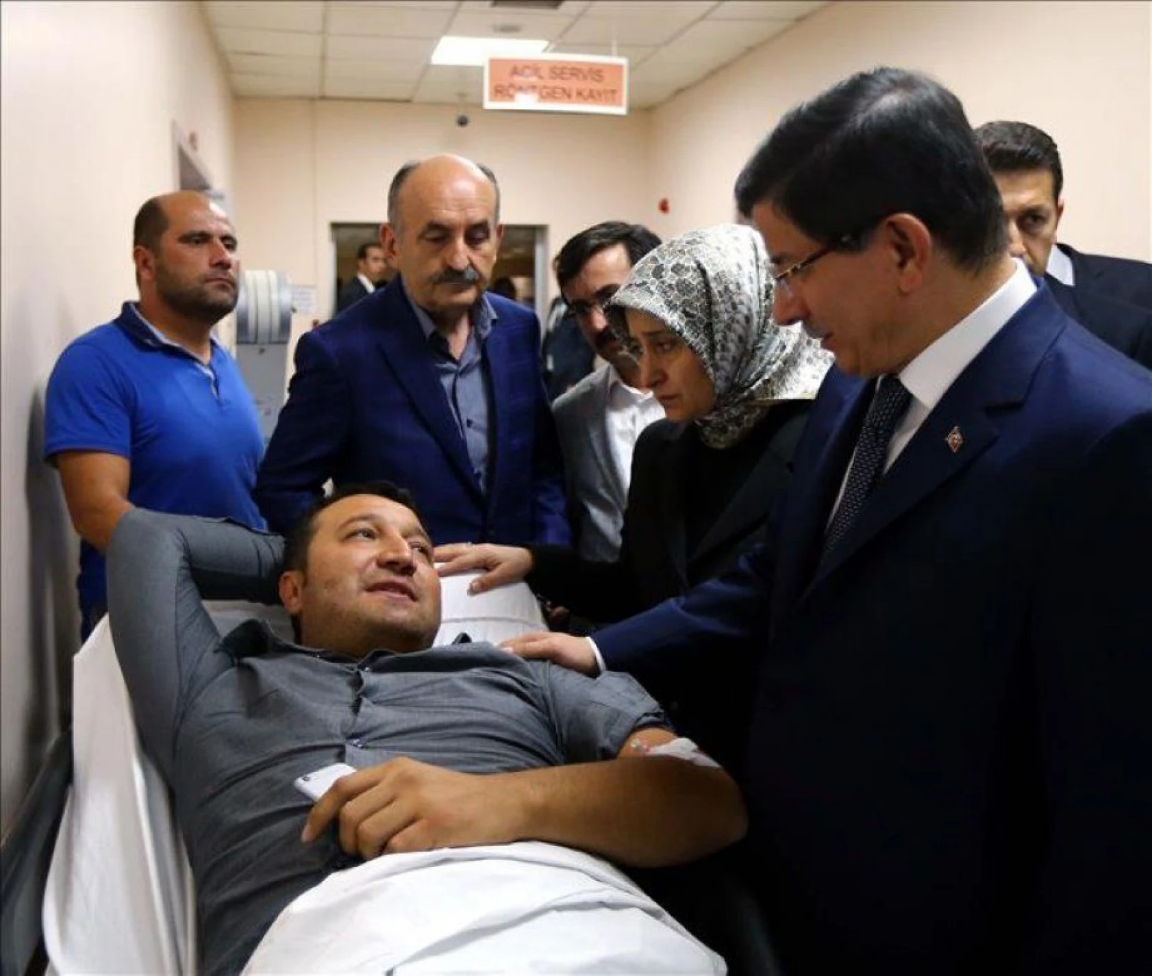 Davutoğlu Ankara'daki patlamada yaralananları hastanede ziyaret etti