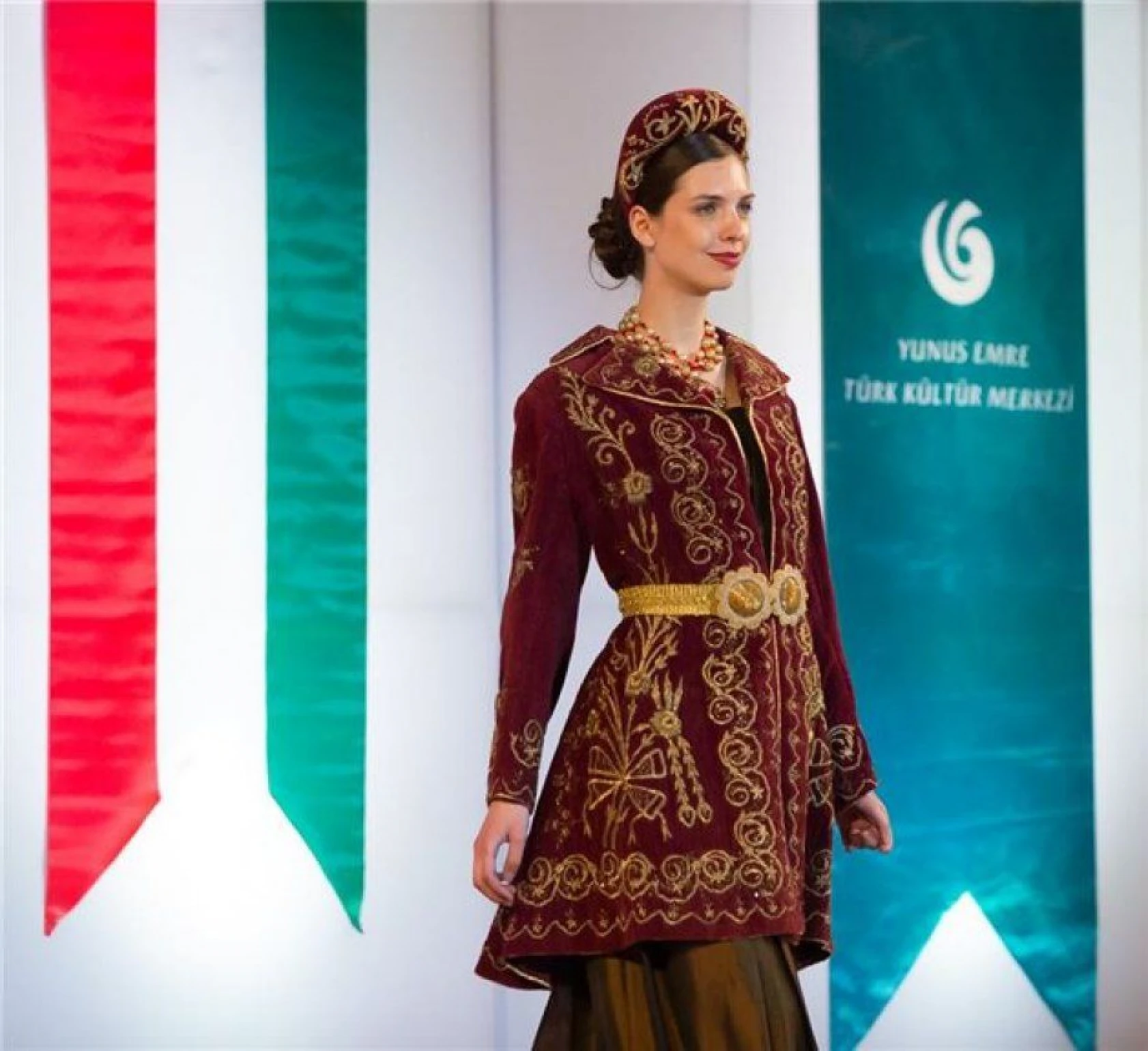 Budapeşte'de Osmanlı kıyafetleri defilesi düzenlendi