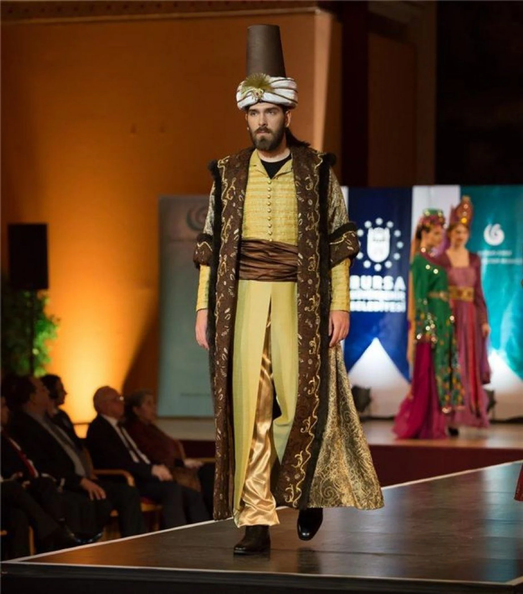 Budapeşte'de Osmanlı kıyafetleri defilesi düzenlendi