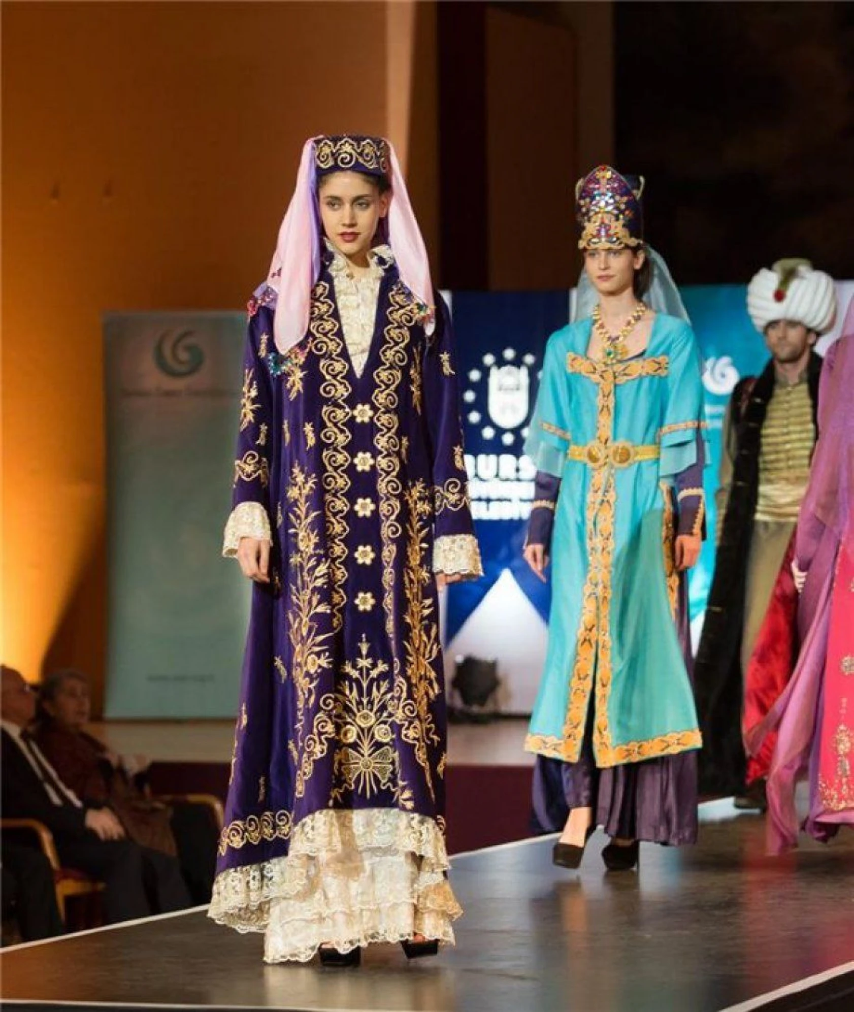 Budapeşte'de Osmanlı kıyafetleri defilesi düzenlendi