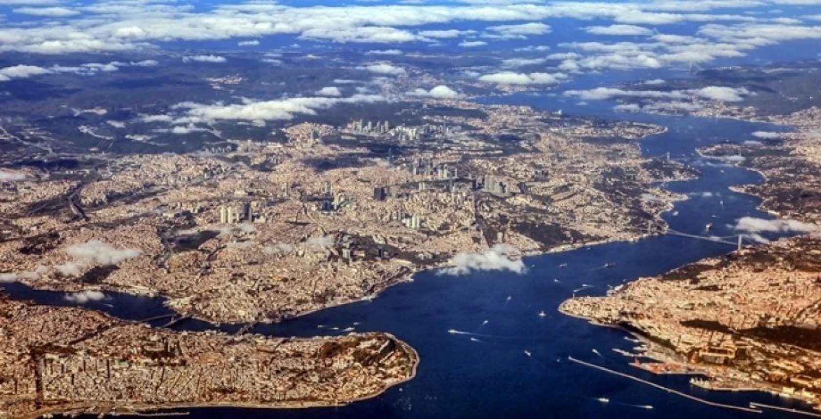 Bulutlar altında İstanbul Boğazı
