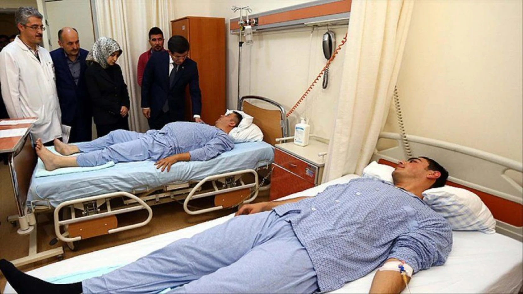 Davutoğlu Ankara'daki patlamada yaralananları hastanede ziyaret etti