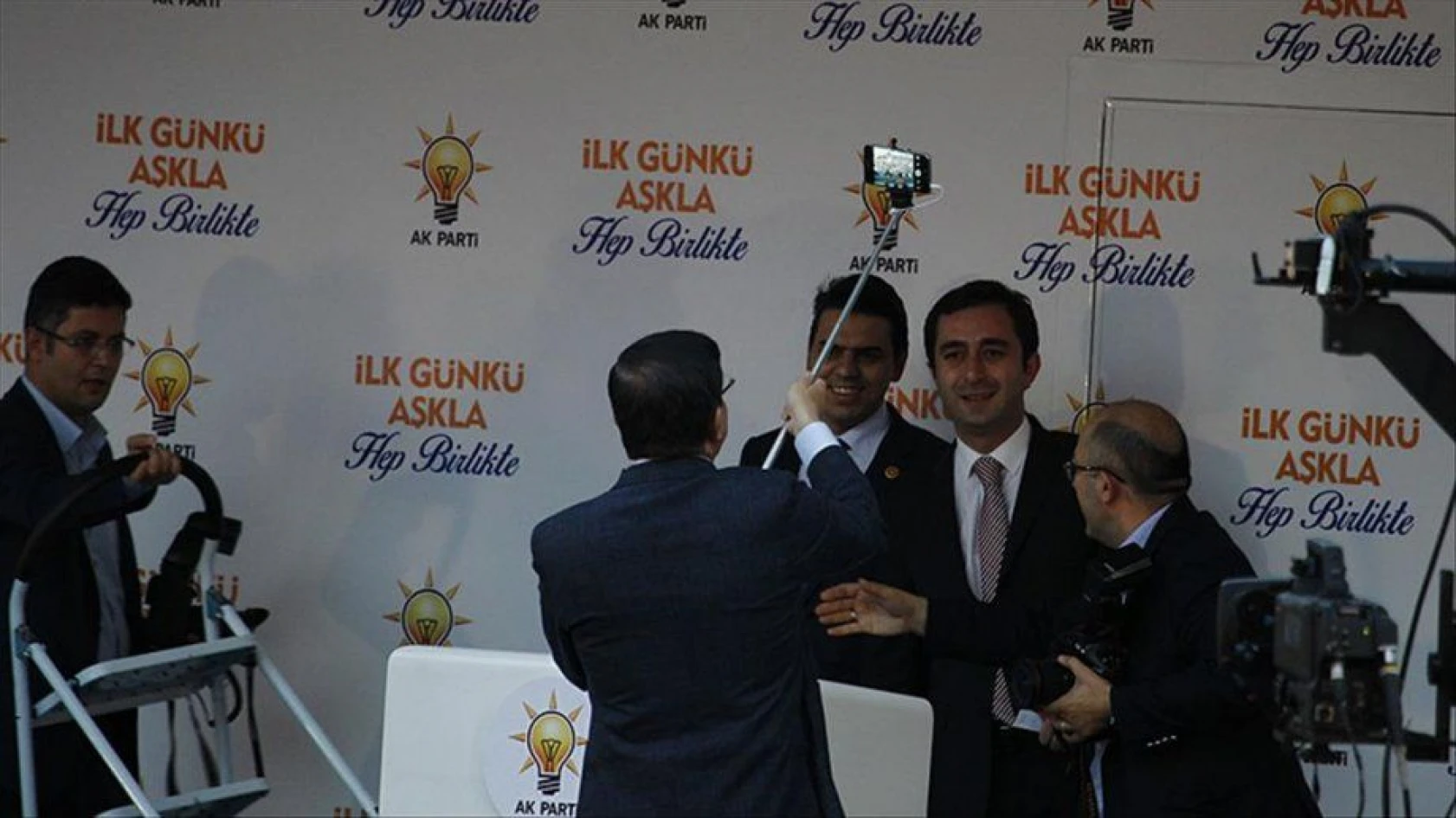 Davutoğlu kürsüde öz çekim yaptı