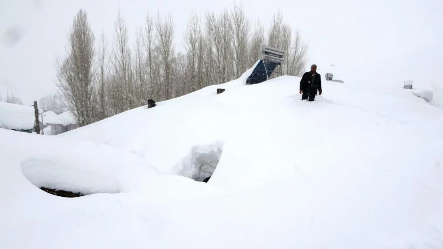 Muş'ta kar bir köyü böyle yuttu