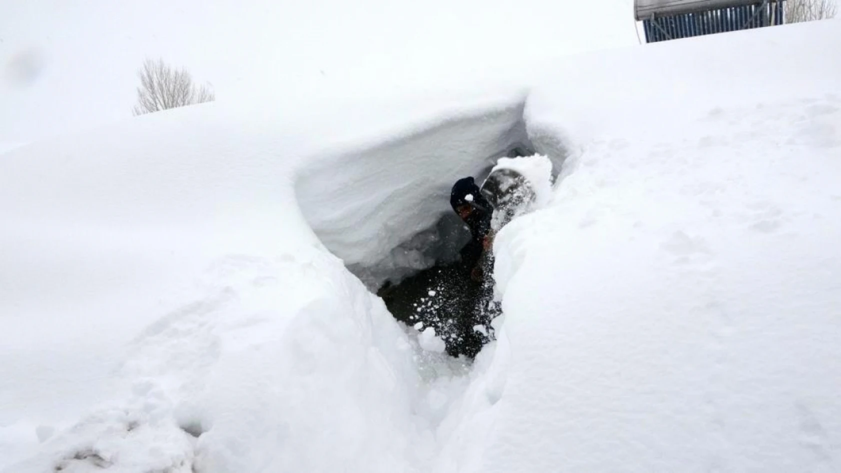 Muş'ta kar bir köyü böyle yuttu