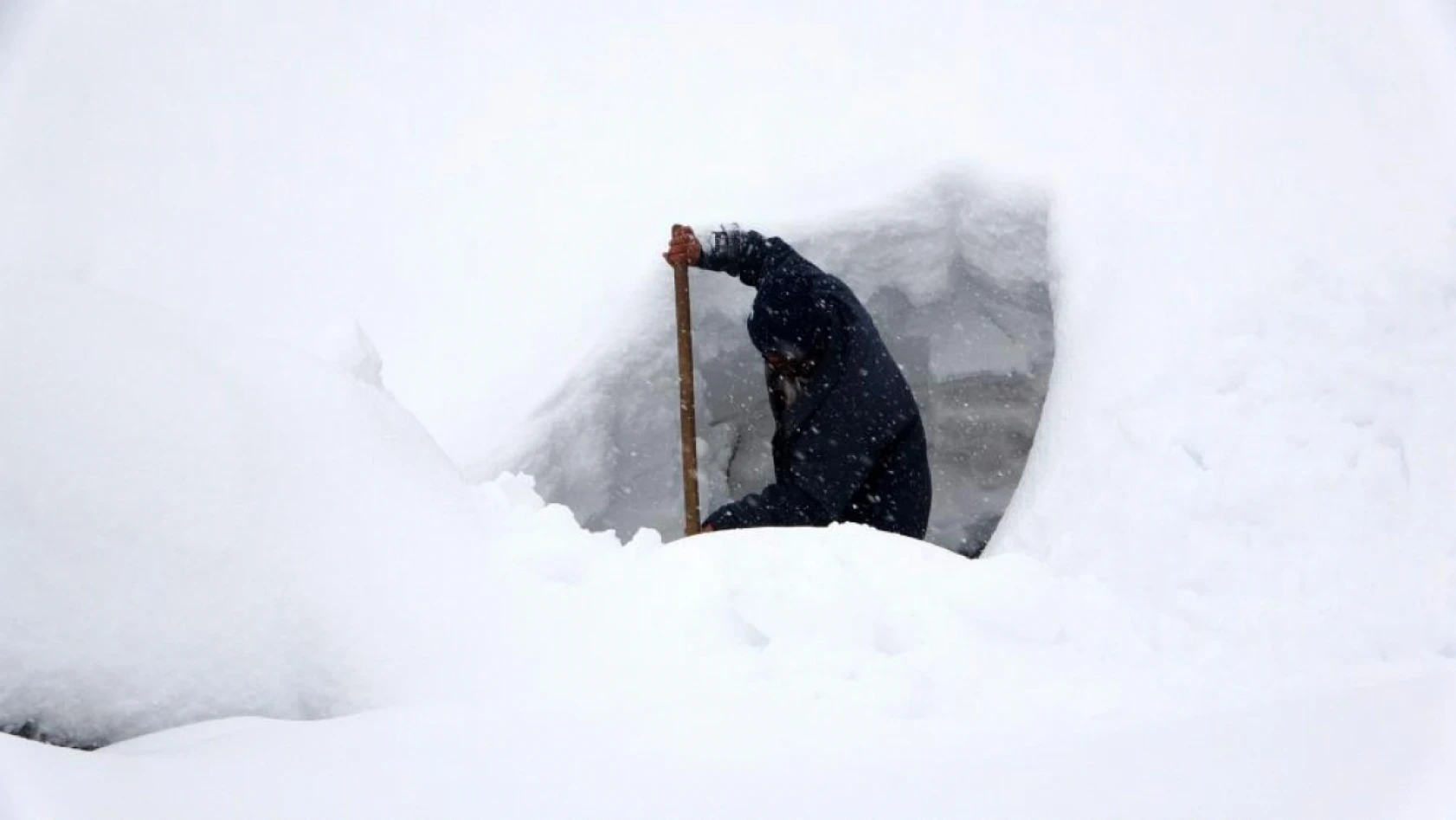 Muş'ta kar bir köyü böyle yuttu