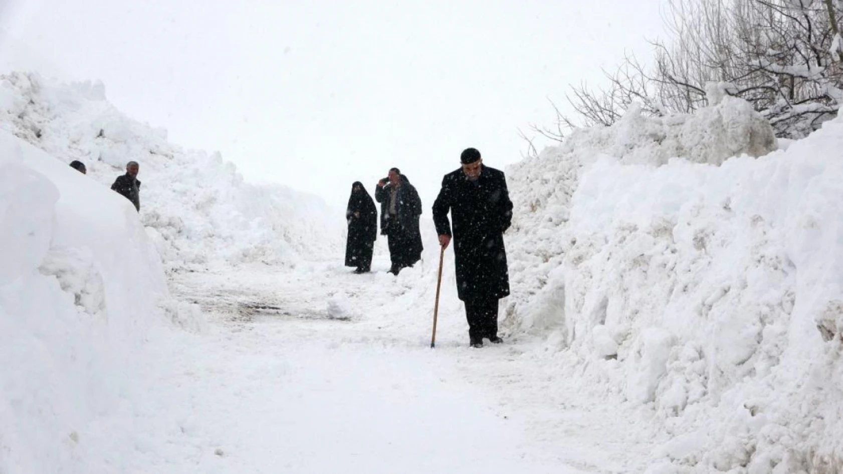 Muş'ta kar bir köyü böyle yuttu
