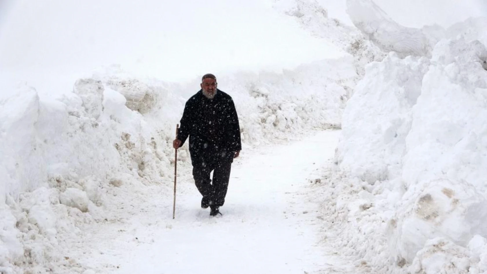 Muş'ta kar bir köyü böyle yuttu