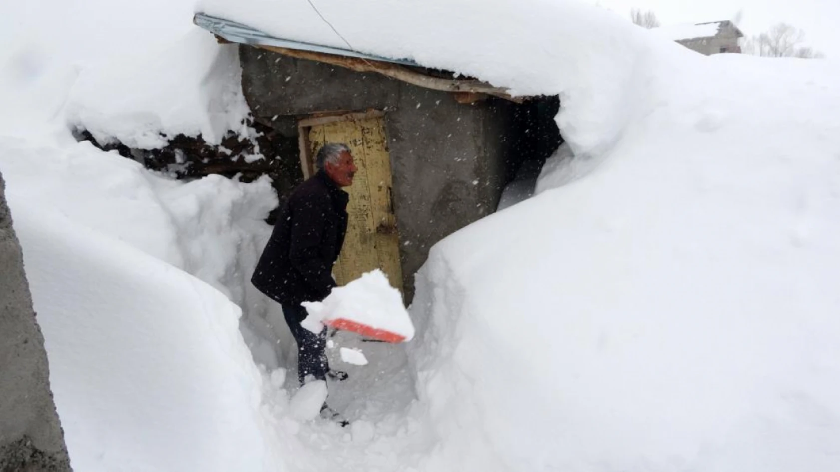 Muş'ta kar bir köyü böyle yuttu