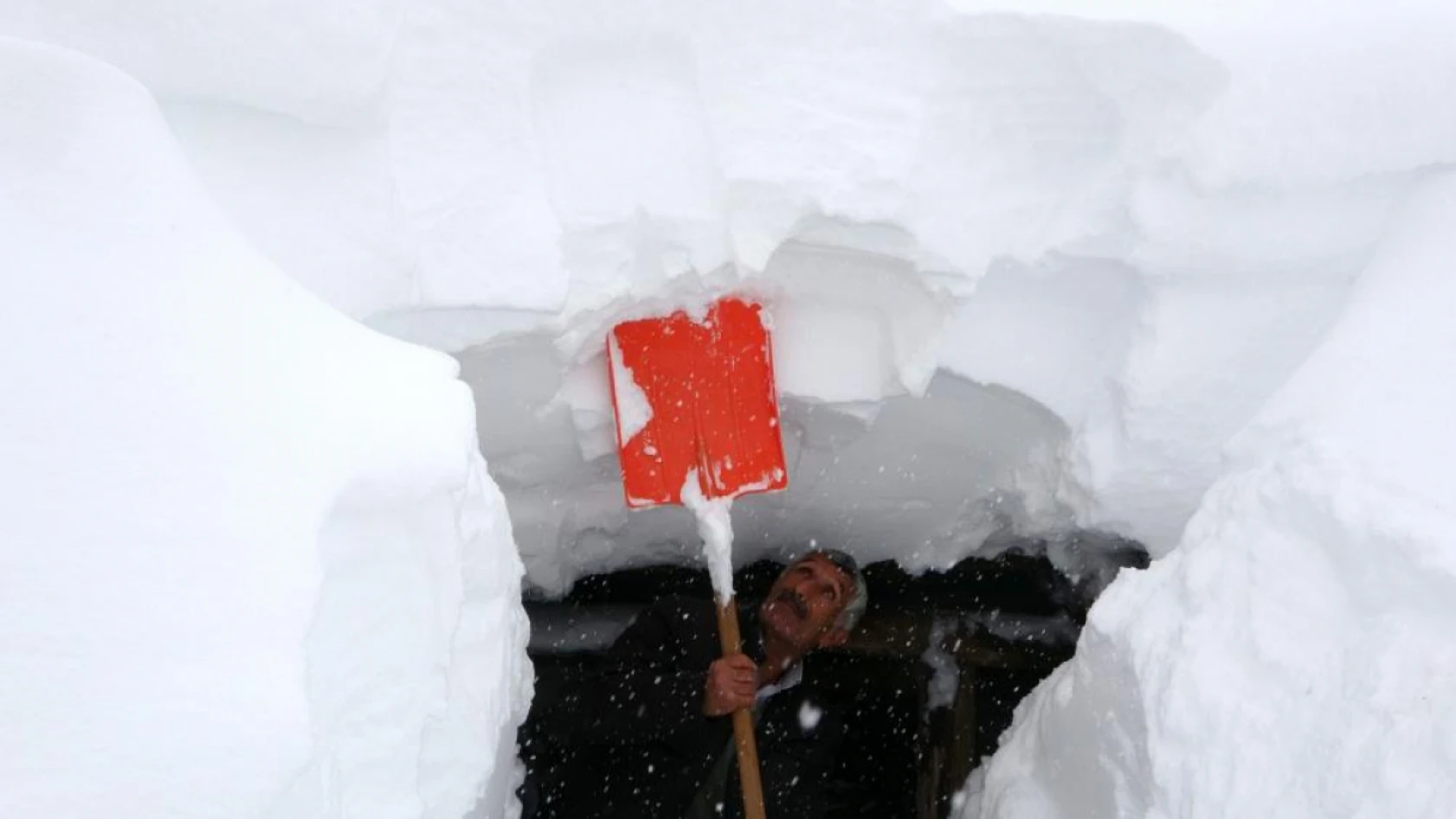 Muş'ta kar bir köyü böyle yuttu