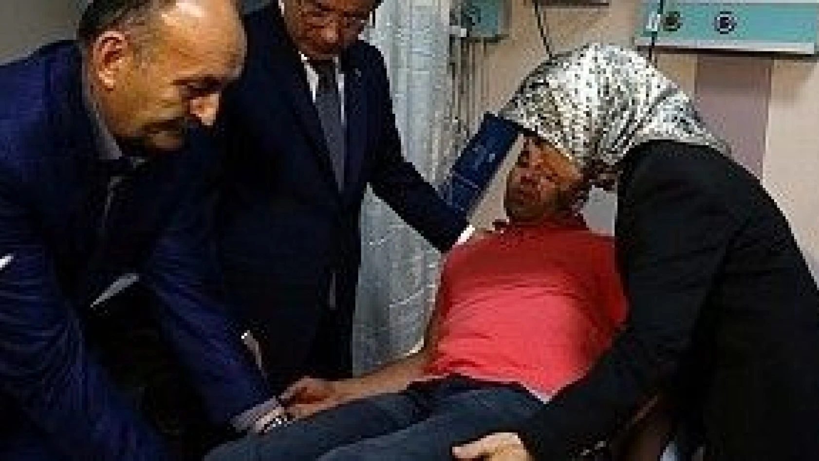 Davutoğlu Ankara'daki patlamada yaralananları hastanede ziyaret etti