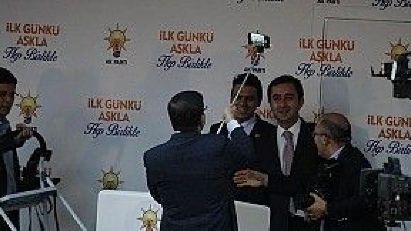 Davutoğlu kürsüde öz çekim yaptı