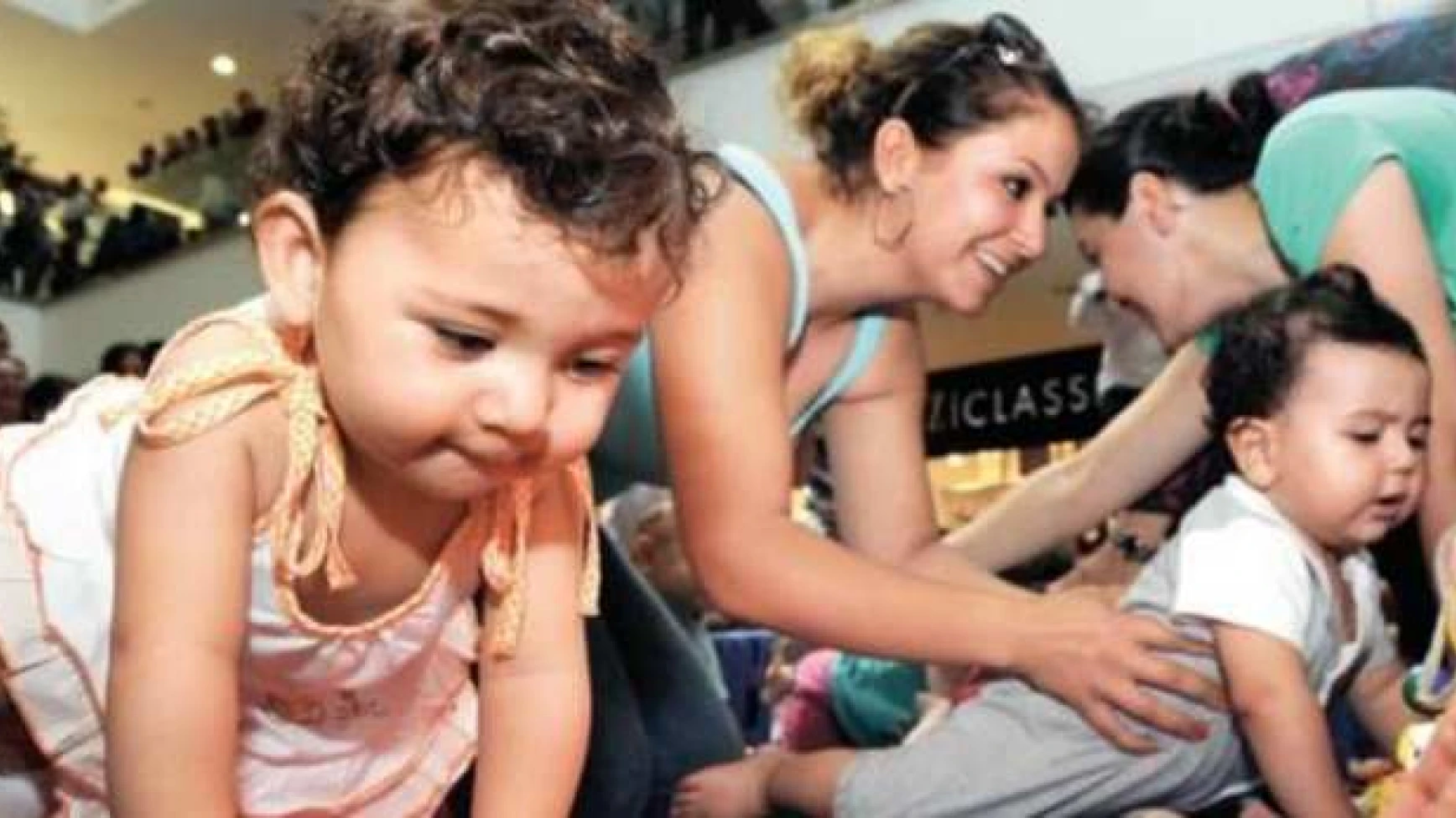 Bebekler emekleyerek yarıştı