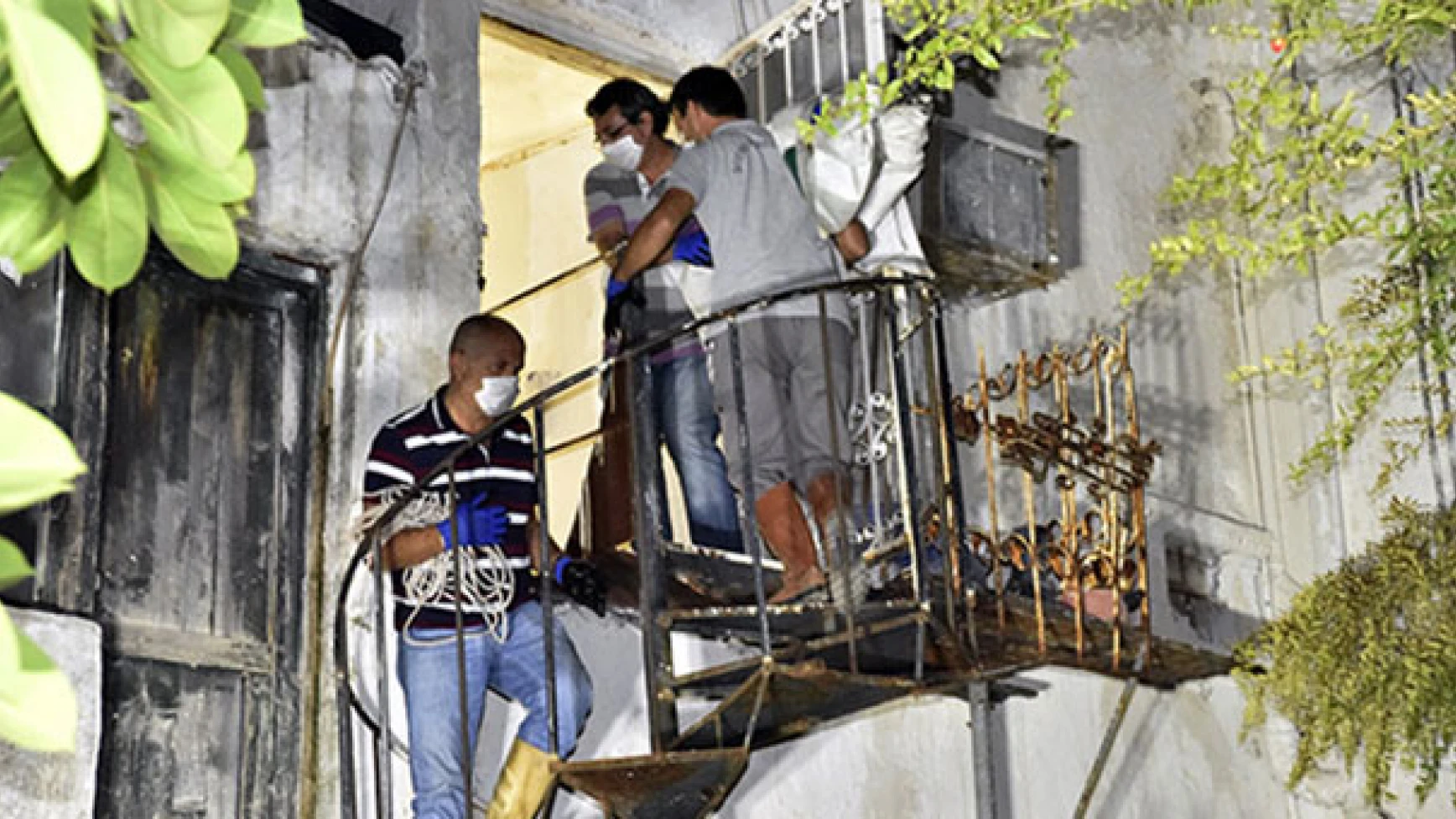 180 kiloluk cenazeyi evden AKUT çıkardı