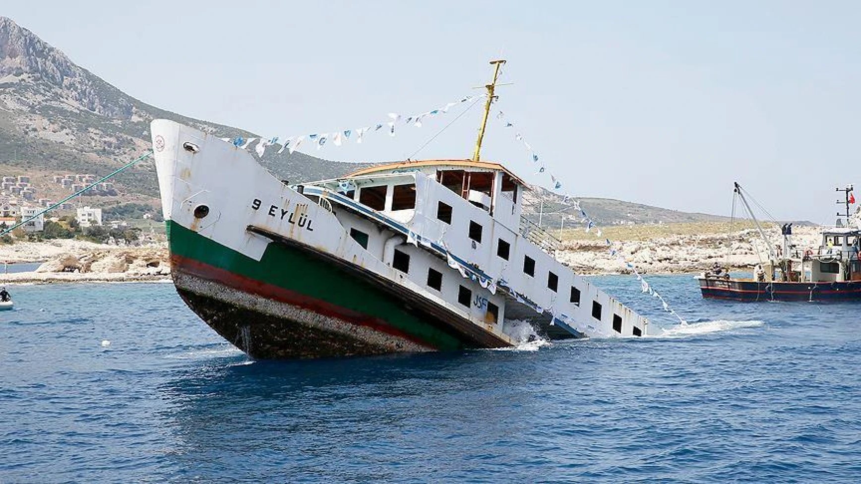 40 yıllık vapur sirenlerle batırıldı