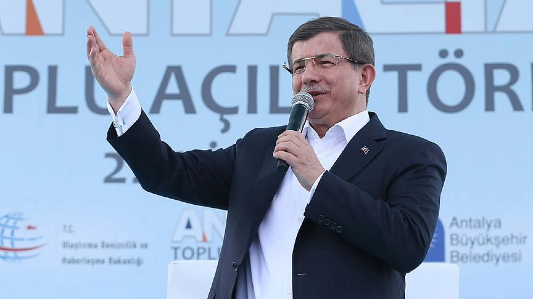 ''Aşk ve imanla milletin huzurundayız''