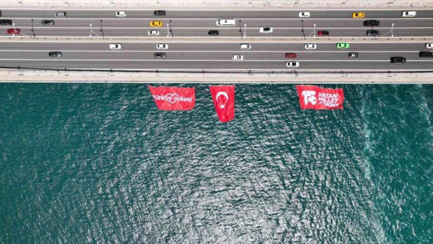 15 Temmuz Şehitler Köprüsü'ne asılan dev Türk bayrağı havadan görüntülendi