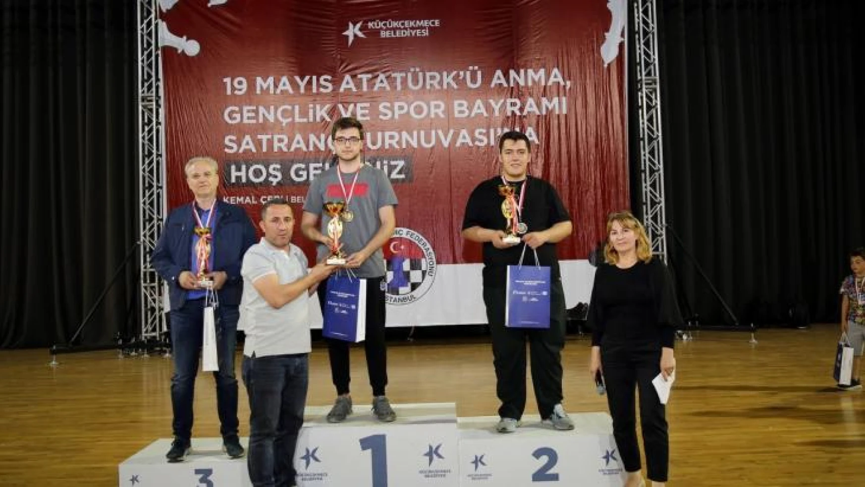 19 Mayıs Satranç Turnuvası'nda ödüller sahiplerini buldu
