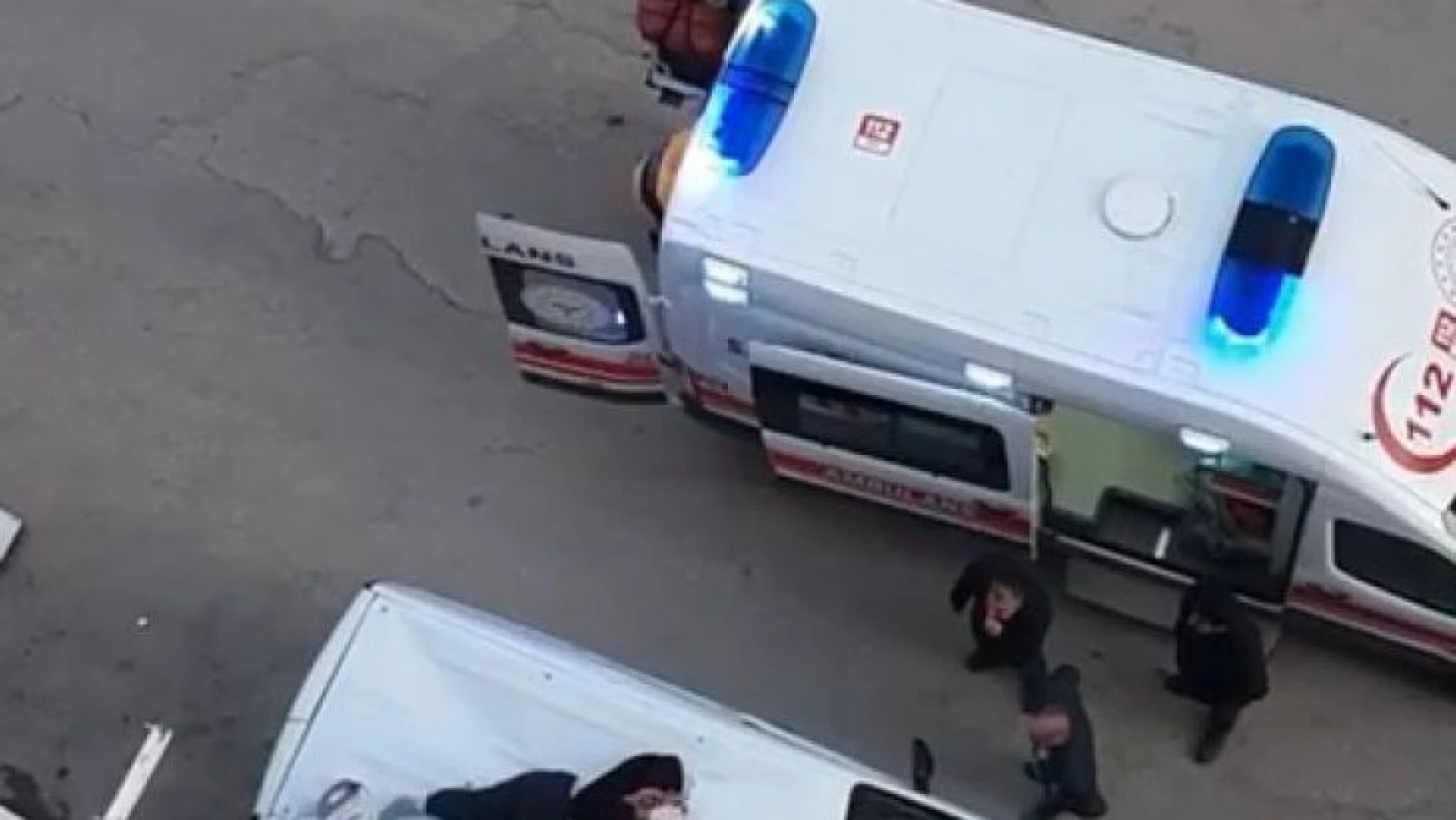 4'ncü kattan aracın üzerine düşen kadın ağır yaralandı